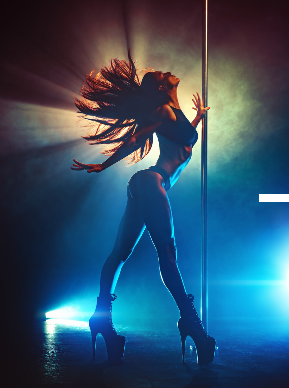 Tancerka Pole Dance w świetle